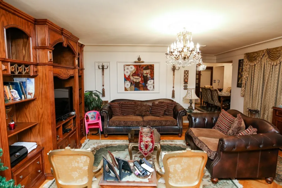 شقة للبيع 165م صافى سابا باشا (خطوات من الترام - بجوار القنصليه الروسية)