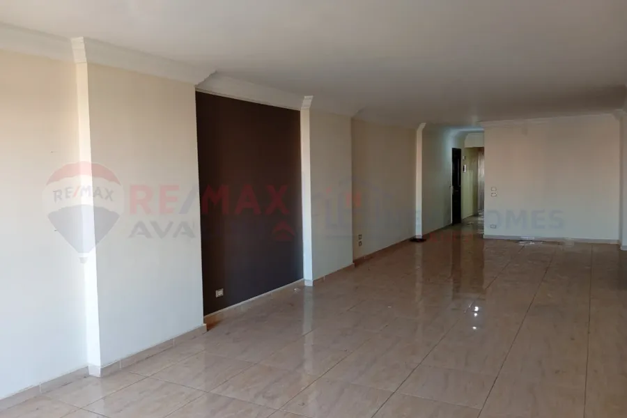 شقة للبيع 170 م سبورتنج (علي الترام مباشرة)