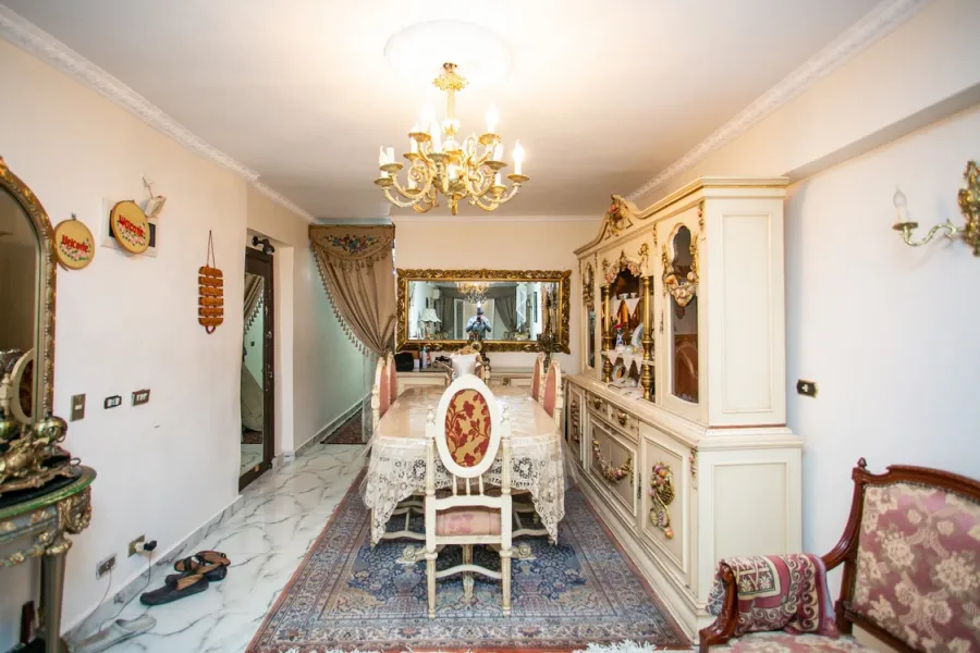 شقة للبيع 165م لوران (بجوار بنك مصر)