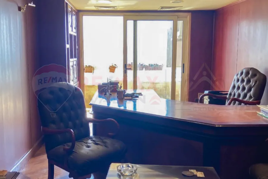 مقر اداري مفروش للإيجار 250 م ميامي (امام نادي السيارات)