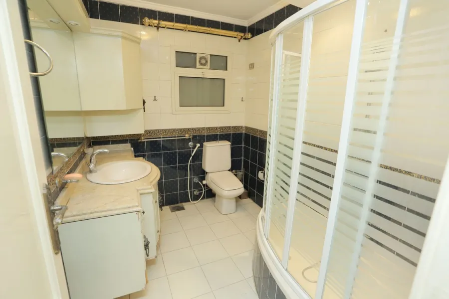 شقة للايجار 200م سموحة ( ابراج كيروسيز )