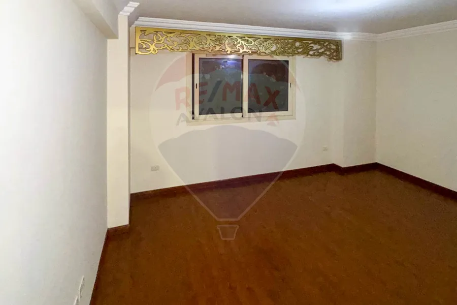 شقه للبيع  180 م لوران ( تاني نمره من البحر )