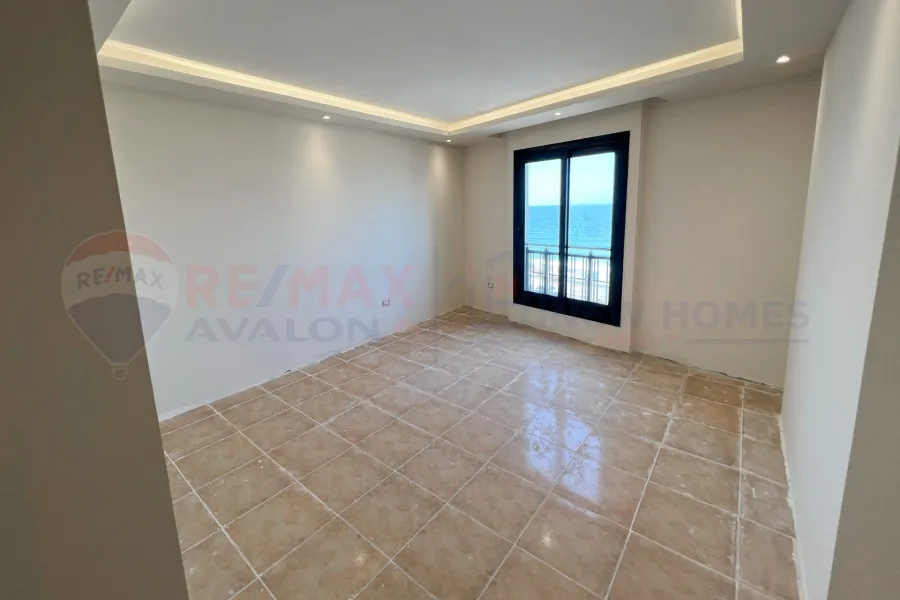 شقة للايجار 265 م الشاطبي (علي البحر مباشرة)