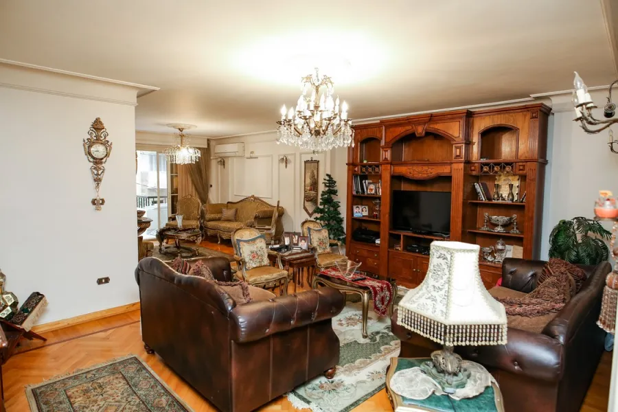 شقة للبيع 165م صافى سابا باشا (خطوات من الترام - بجوار القنصليه الروسية)