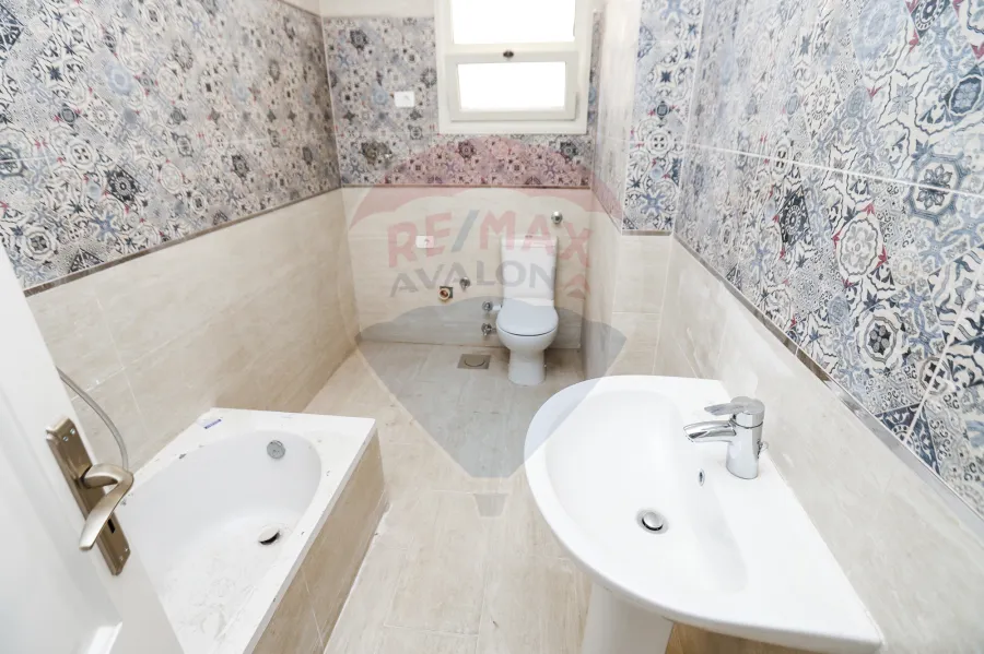 شقة للبيع ٢١٢ م جليم (شارع ابو قير الرئيسي)