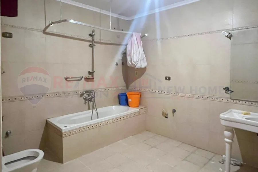 شقة للايجار 285 م جناكليس (ش محمد باشا محسن)