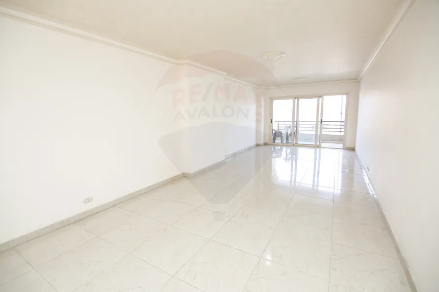 شقة للبيع 200 م محرم بك ( عمارة الجهاز المركزى للمحاسبات شارع قناة السويس الرئيسي مباشرة-  بجوار كمبوند محرم باشا)