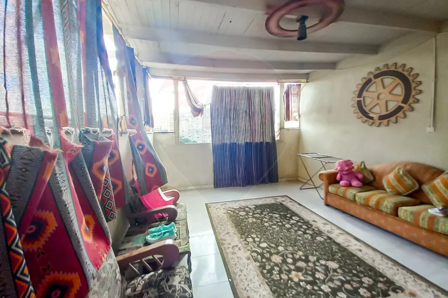 شقة للبيع 147 م + 60 م روف زيزينيا  ( ش الأمير جميل )