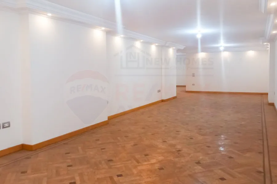 شقة للبيع 225 م سموحة ( شارع بهاء الدين الغتورى ) بتسهيلات فى السداد