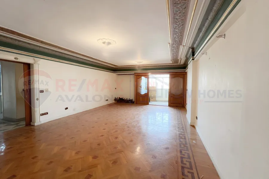 شقة للبيع 165 م رشدي (علي الترام مباشرة)