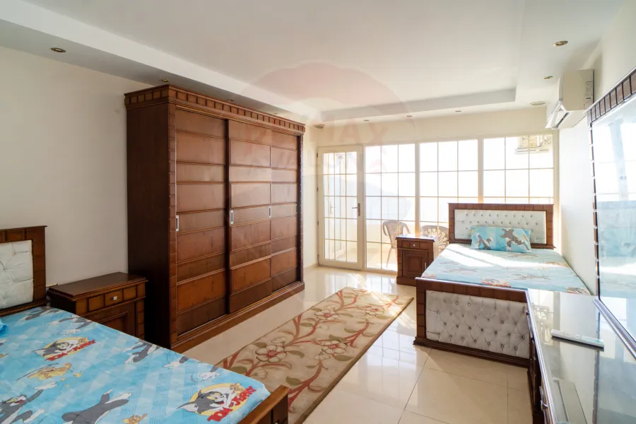 شقة للايجار المفروش 200 م سابا باشا (على البحر مباشرة)