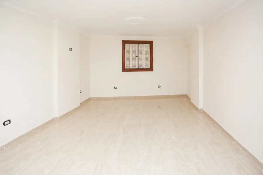 شقة للبيع 150م محرم بك (ش جرين الرئيسي)