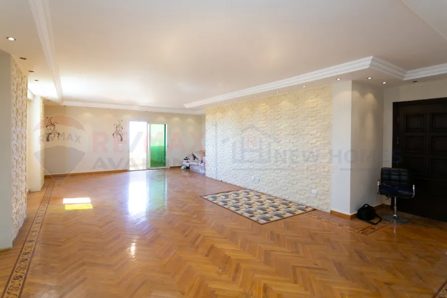 شقة للبيع 300 م محطة الرمل (علي البحر مباشرة)