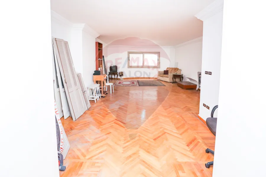 شقة للبيع  275 م لوران ( خطوات من ش شعراوى وثاني نمرة من البحر وابو شقرة )