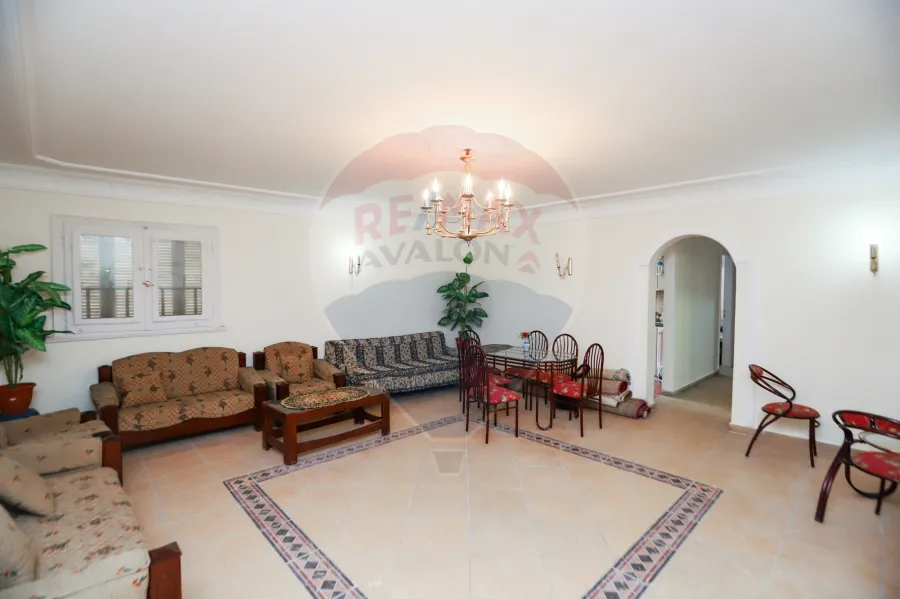 شقة للبيع 200 م ميامي ( ش خالد بن الوليد - خطوات من البحر )