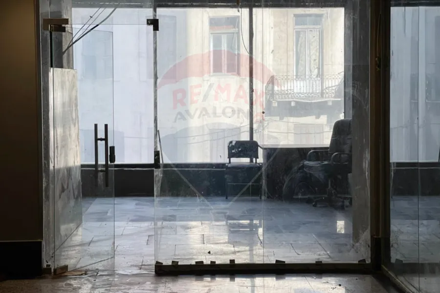 محل للايجار25 م محطة الرمل (ش صفية زغلول - مول اليكس تاور)