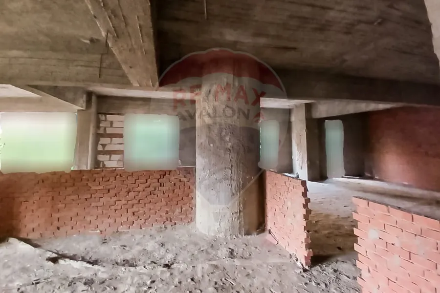 محل + ميزان للبيع  900 م سبورتنج (علي الترام)