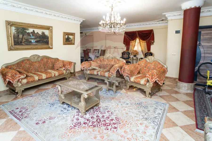 شقة للبيع 200 م المنشية (علي الترام - خطوات من البحر)