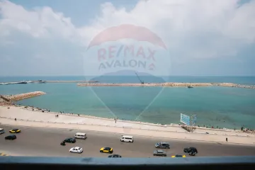 شقة للبيع 130 م لوران (علي البحر مباشرة)