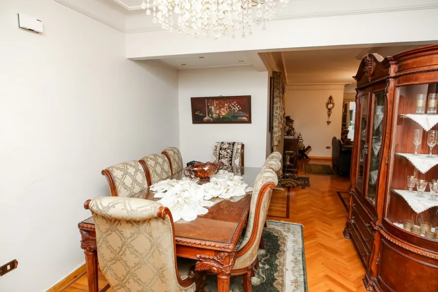 شقة للبيع 165م صافى سابا باشا (خطوات من الترام - بجوار القنصليه الروسية)