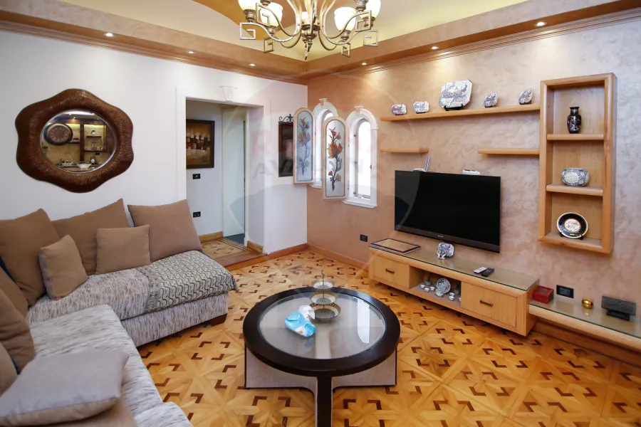 شقة دوبلكس للبيع 250 م سيدي بشر ( خطوات من ميدان محمد نجيب)