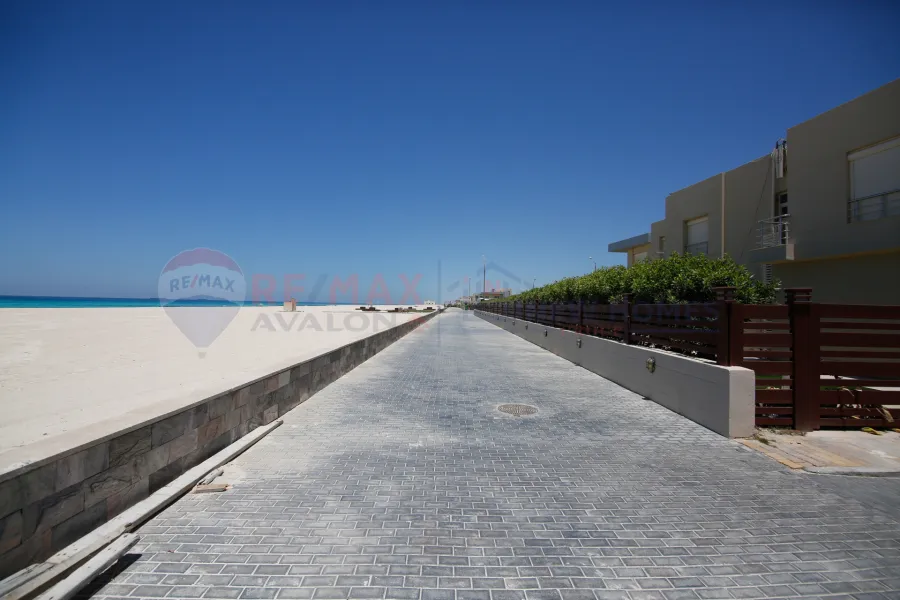 فيلا للبيع 420 م الساحل الشمالى (كومباوند سيدرا)  - صف أول على حمام السباحة