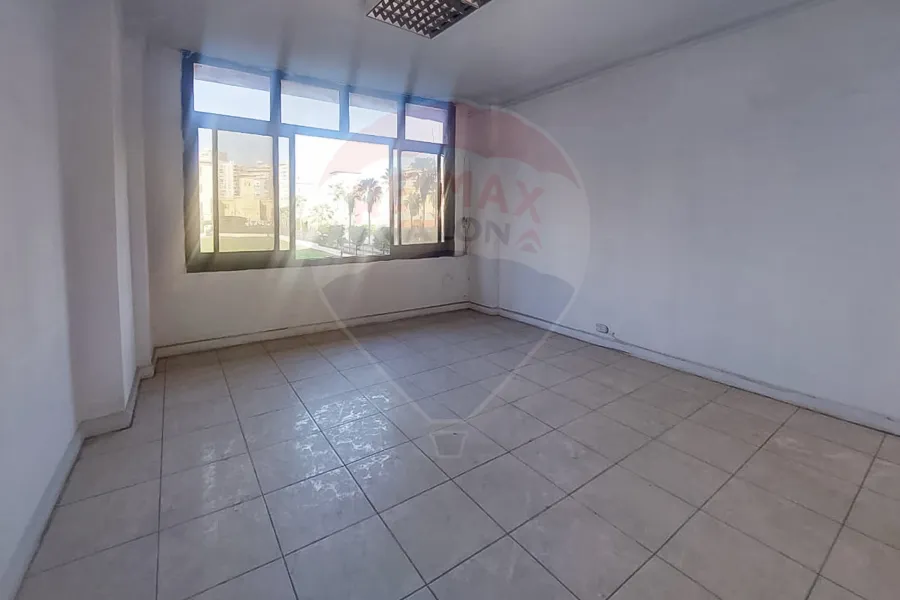 Adminstrative unit for rent 200m Louran (Al aqbal main st- steps from abu qer st)