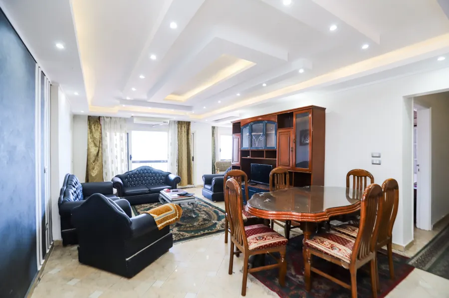 شقة للبيع 169 م ميامي (على البحر مباشرة)