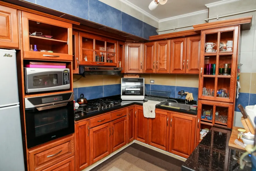 شقة للبيع 165م صافى سابا باشا (خطوات من الترام - بجوار القنصليه الروسية)