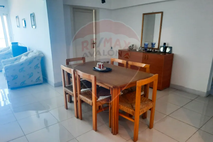 شقة للايجار المفروش 156 م لوران (علي البحر مباشرة)