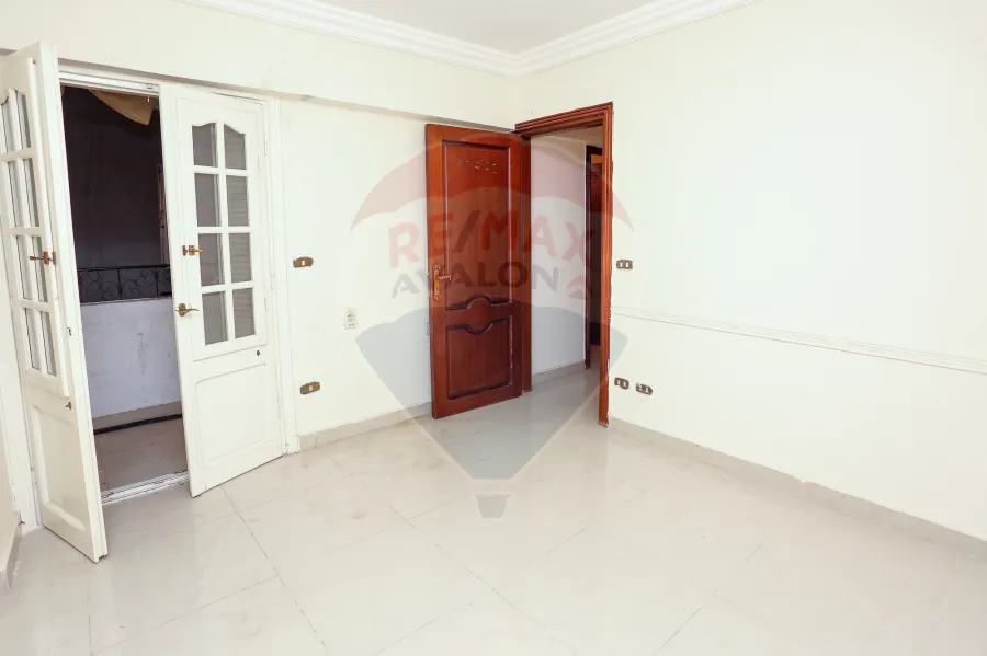 شقة للبيع 160 م زيزينيا ( ش مصطفي عبد الرازق )