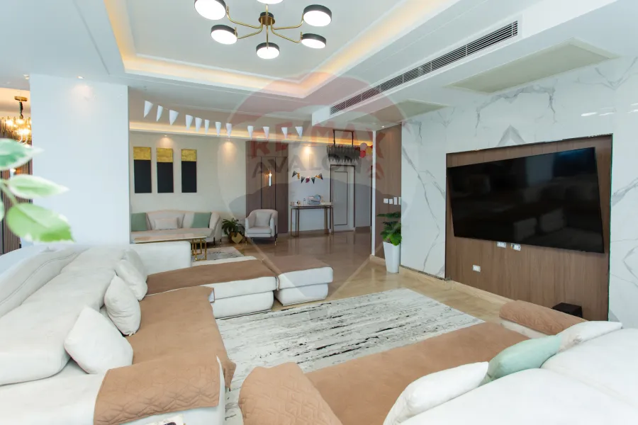 شقة للبيع 235 م ستانلي (علي البحر مباشرة - عمارة براند)