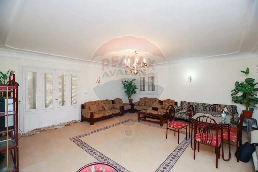 شقة للبيع 200 م ميامي ( ش خالد بن الوليد - خطوات من البحر )