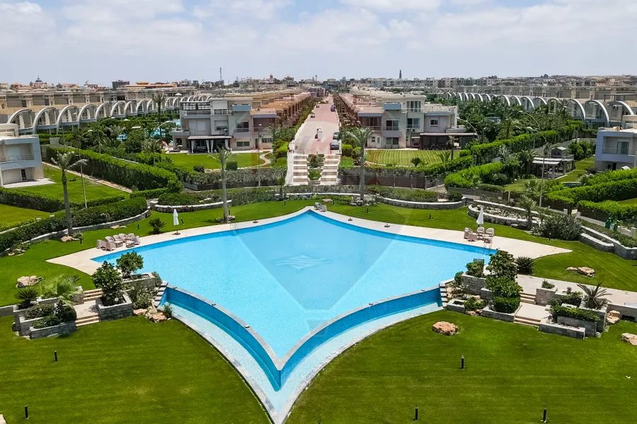 فيلا للبيع 1,010 م الساحل الشمالي سيدي كرير (كومباوند سيدرا - صف اول بحر)