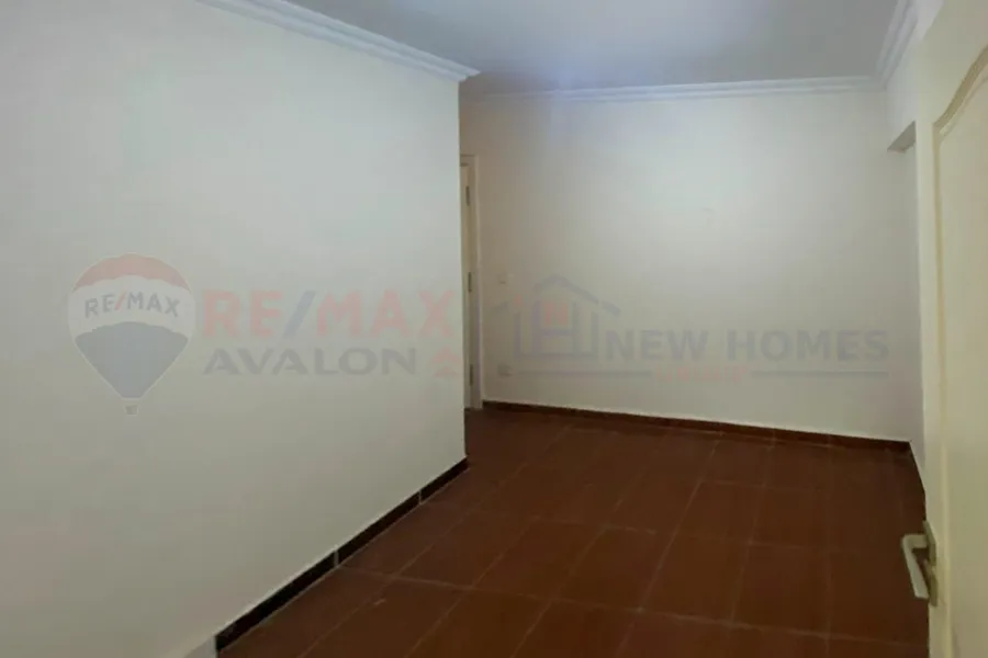 شقة للبيع 100 م جليم (ش زهران رشدي)