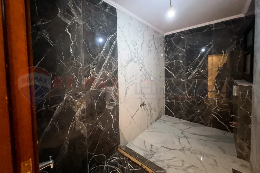 شقة للايجار 265 م الشاطبي (علي البحر مباشرة)