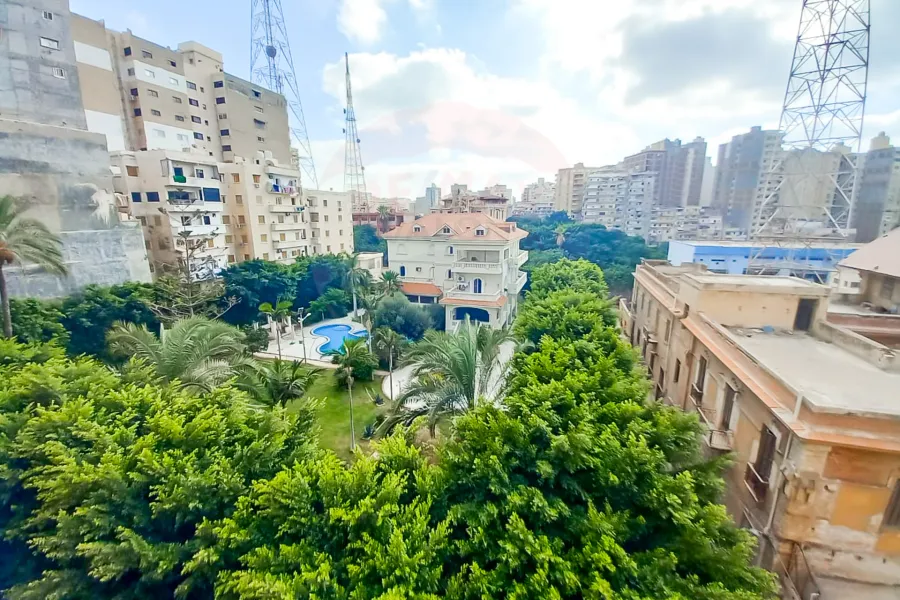 شقة للبيع 147 م + 60 م روف زيزينيا  ( ش الأمير جميل )