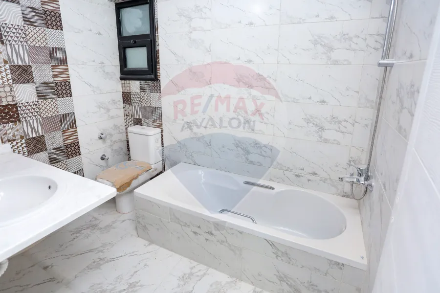 شقة للبيع 166 م سموحة (كومباوند ايست تاورز - ش مدرسة الريادة)