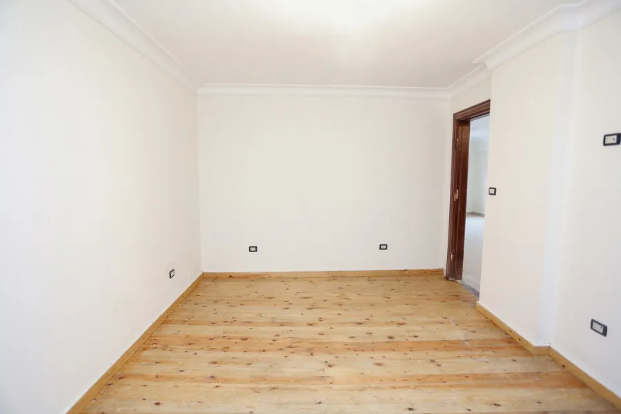 شقة للبيع 150م محرم بك (ش جرين الرئيسي)