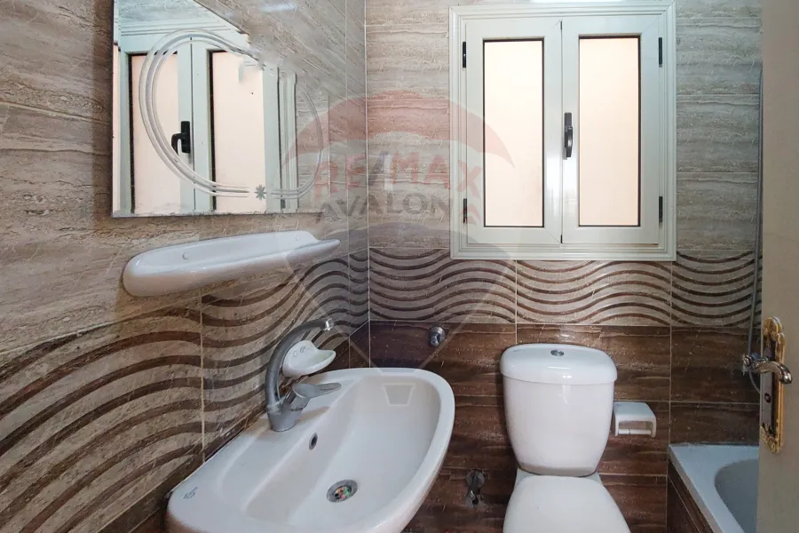 Apartment for rent 185m Louran (steps from Victoria College)