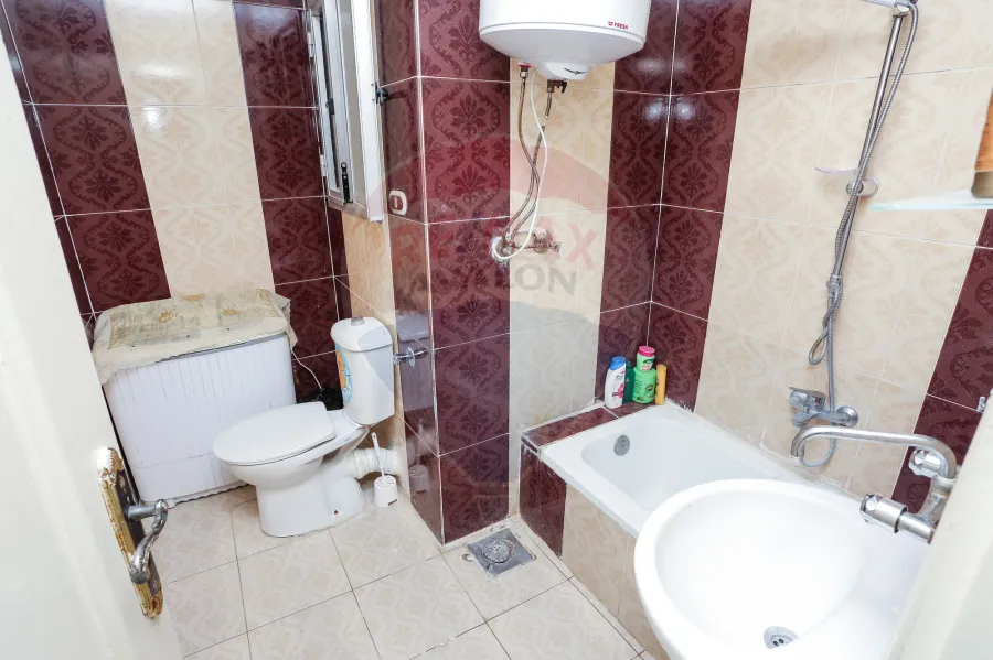 شقة للبيع 90 م سيدي بشر ( ش العيسوي - خطوات من البحر)