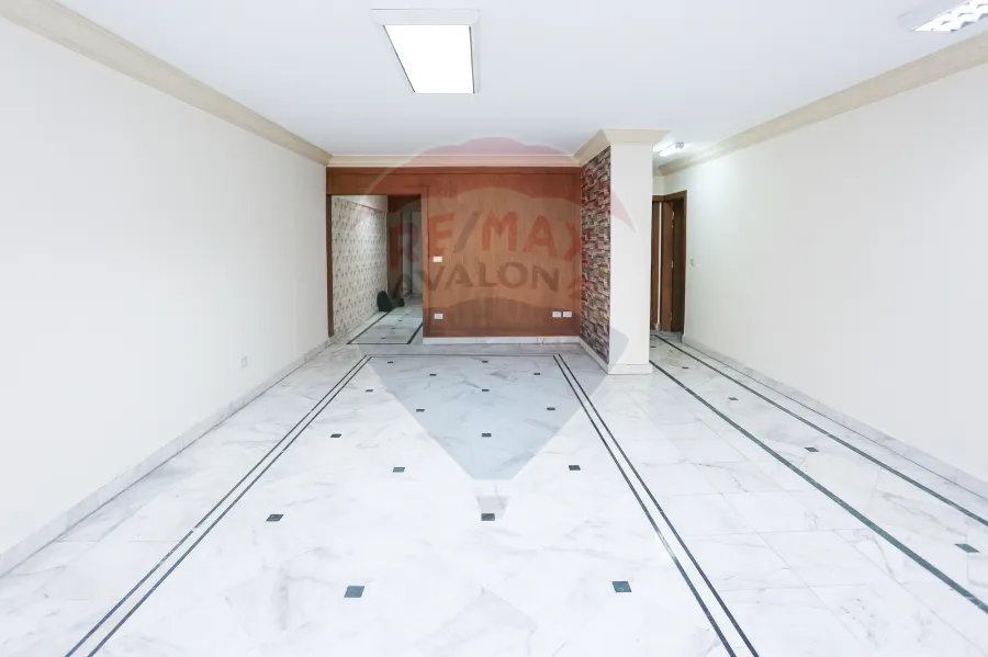 مسطح إدارى للبيع 250 م لوران (ش أبو قير)