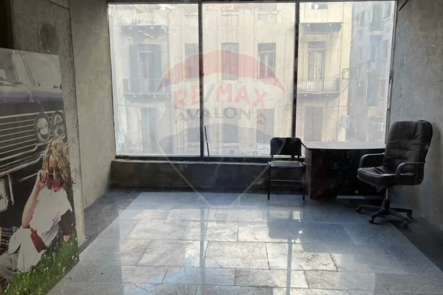 محل للايجار25 م محطة الرمل (ش صفية زغلول - مول اليكس تاور)