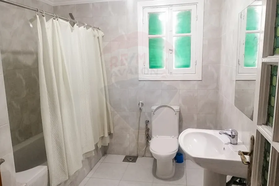 شقة للايجار المفروش 300 م كفر عبده (ش عبد القادر رجب)