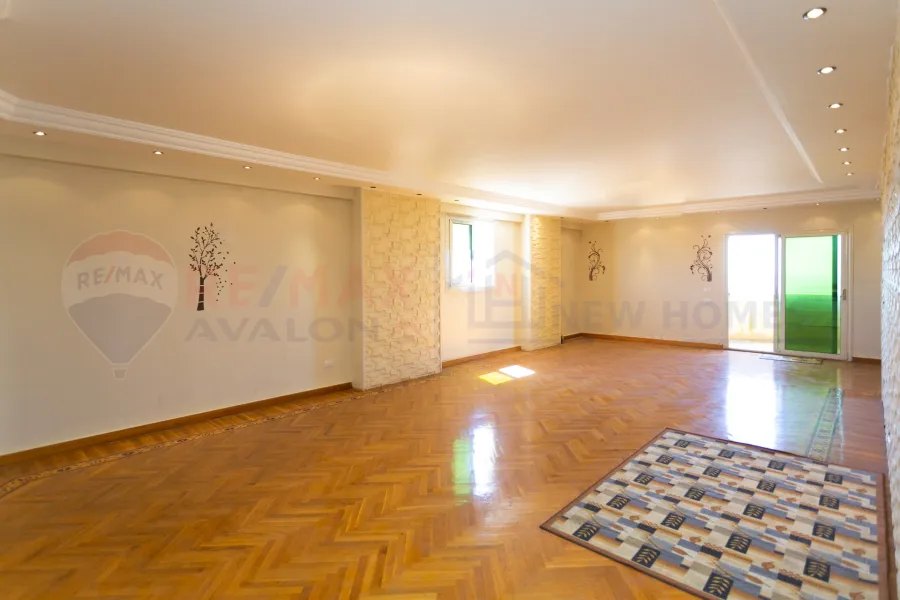 شقة للبيع 300 م محطة الرمل (علي البحر مباشرة)