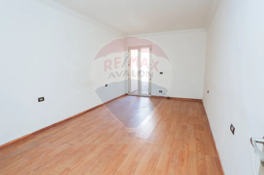 شقة للإيجار 250م سموحة (شارع فوزى معاذ الرئيسى - بجوار مسجد على بن أبى طالب)