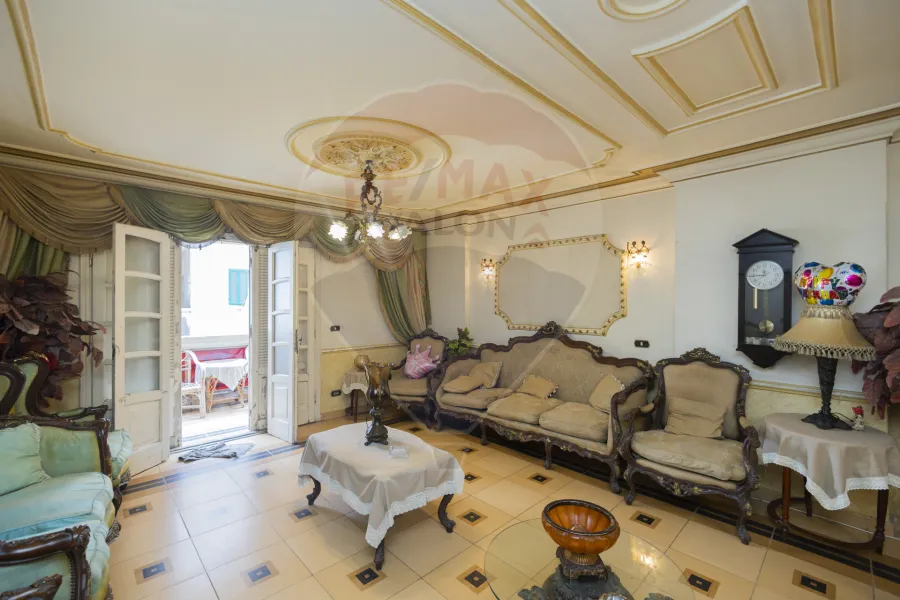 شقة للبيع 185 م جليم (ش محمود الديب - خطوات من البحر)