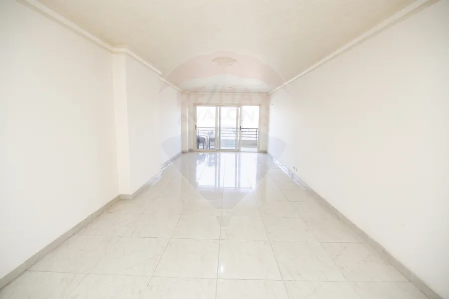 شقة للبيع 200 م محرم بك ( عمارة الجهاز المركزى للمحاسبات شارع قناة السويس الرئيسي مباشرة-  بجوار كمبوند محرم باشا)