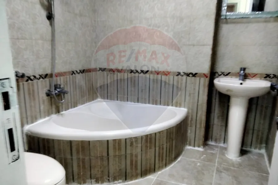 Apartment for rent 200 m El Shatby (University Bridge Street - steps from the sea)