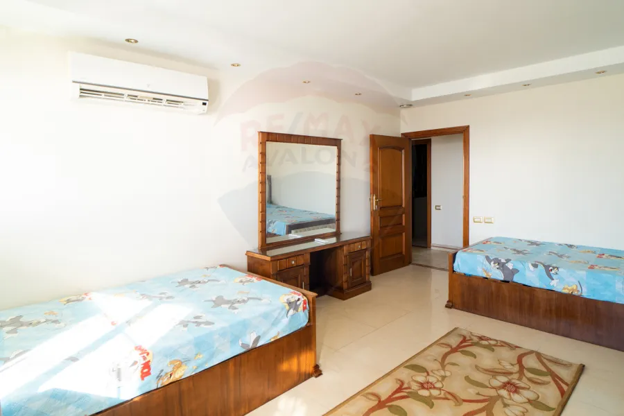 شقة للايجار المفروش 200 م سابا باشا (على البحر مباشرة)